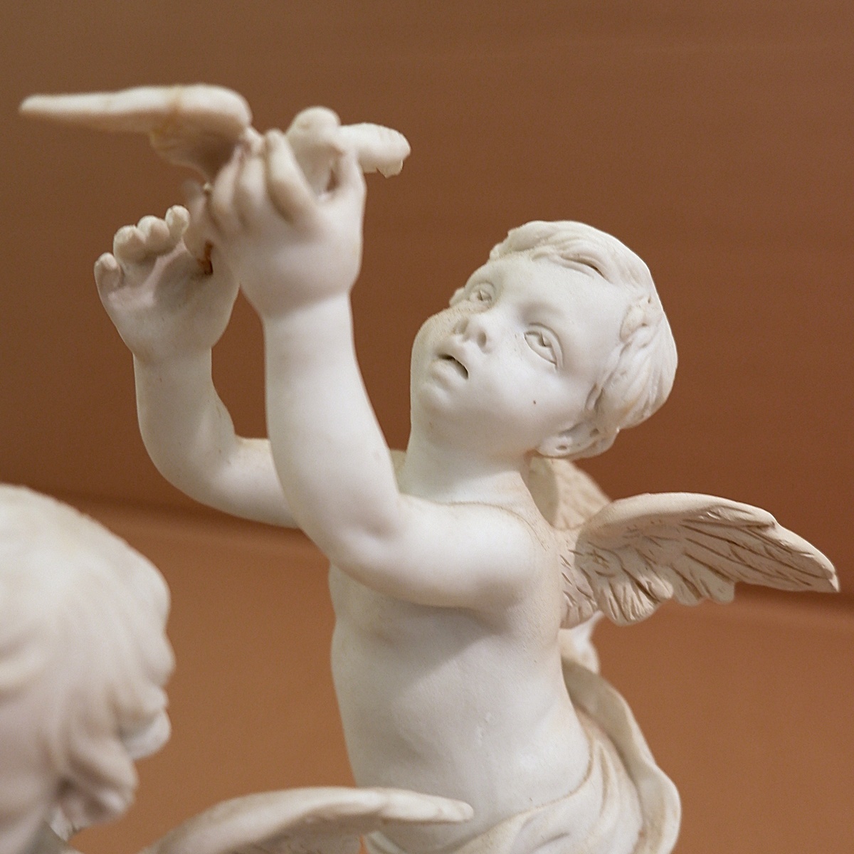 Three cherubs  in white porcelain biscuit 19th