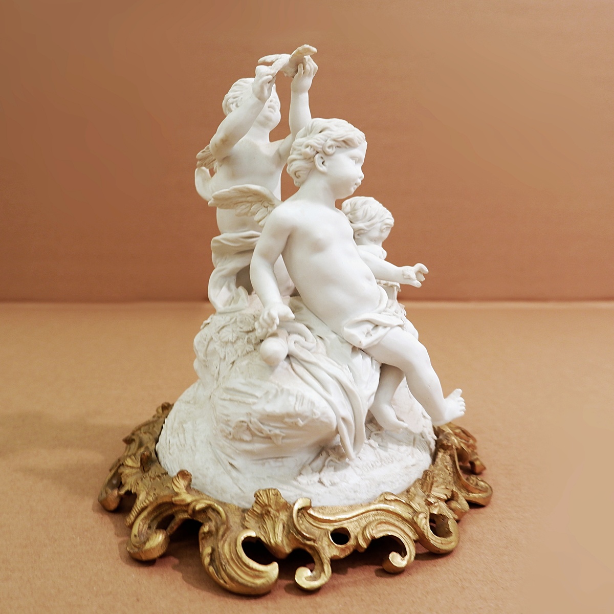 Three cherubs  in white porcelain biscuit 19th