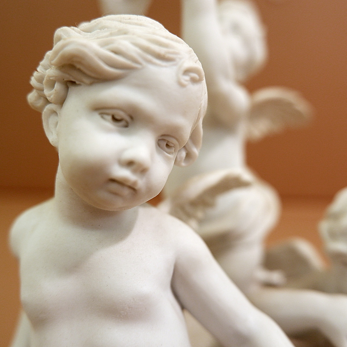 Three cherubs  in white porcelain biscuit 19th