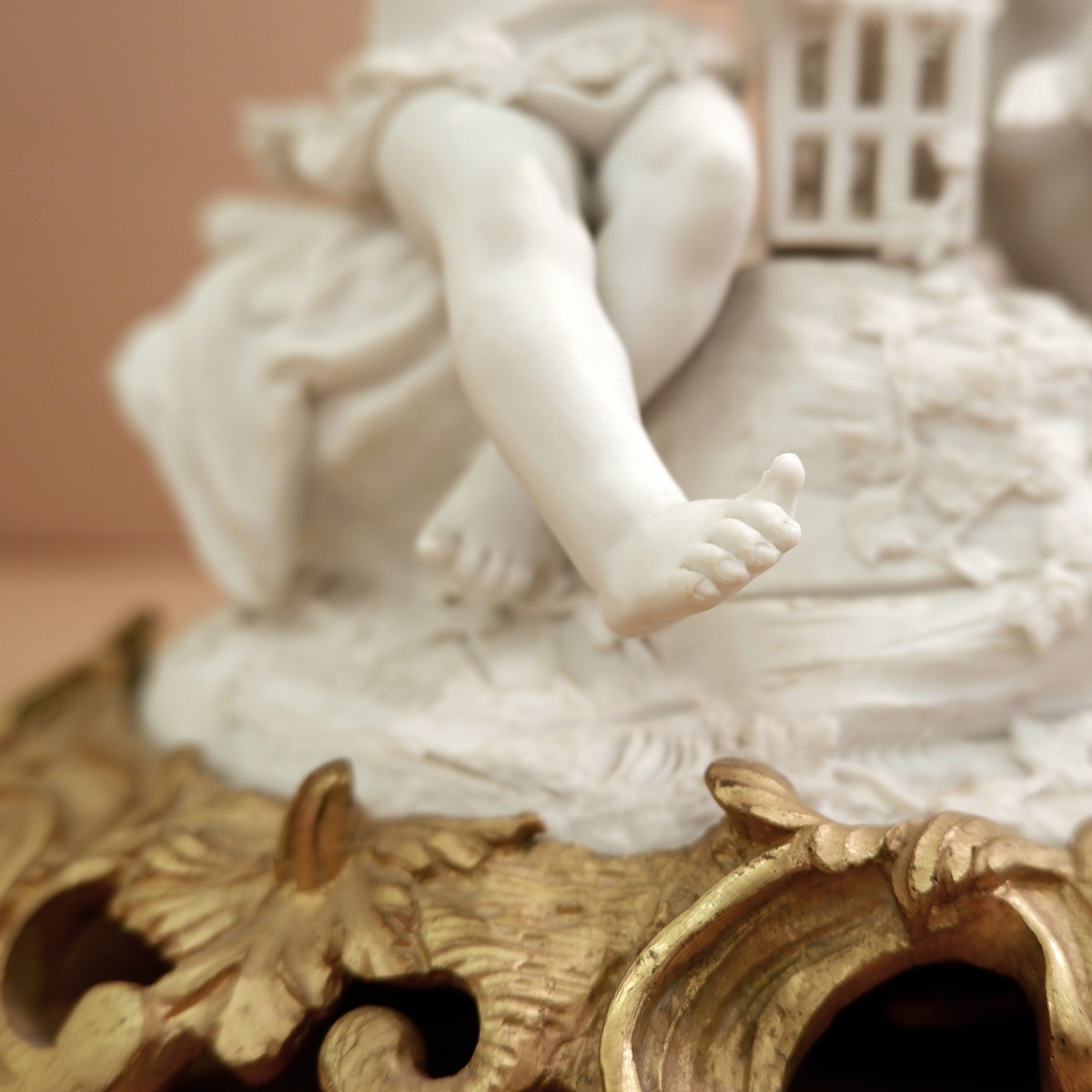 Three cherubs  in white porcelain biscuit 19th