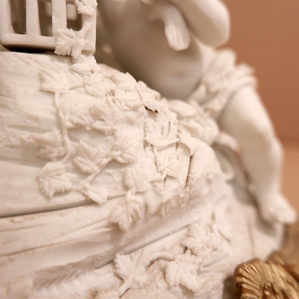 Three cherubs  in white porcelain biscuit 19th